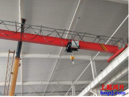 提梁機(jī)結(jié)構(gòu)功能復(fù)雜性由程序控制裝置實現(xiàn)